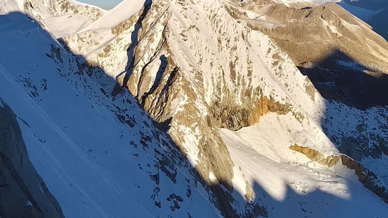 夕阳照亮西藏阿里雪山山脊
